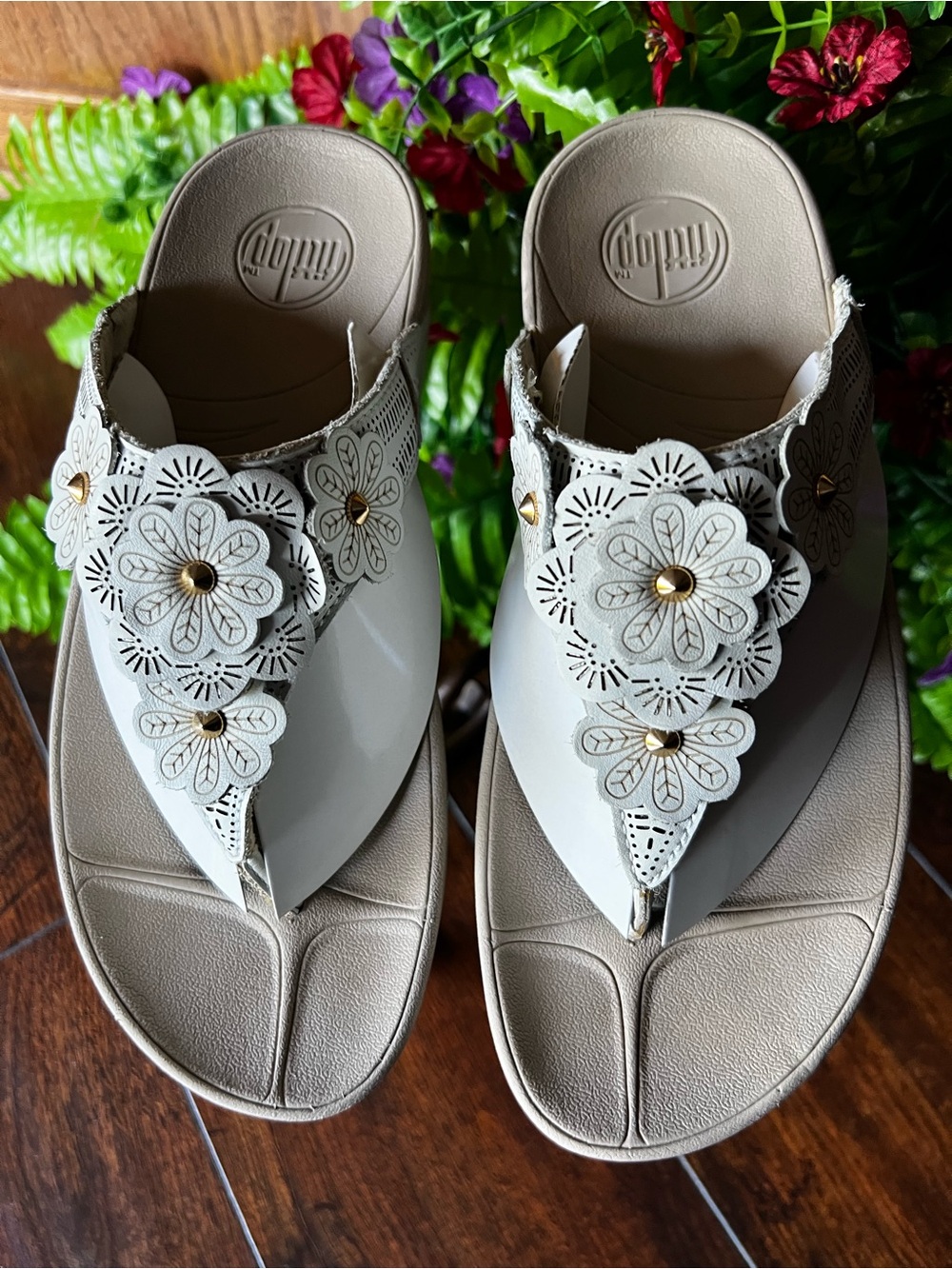 Size 6 FitFlop Women's Beige Floral Thong Sandals with Gold Accents